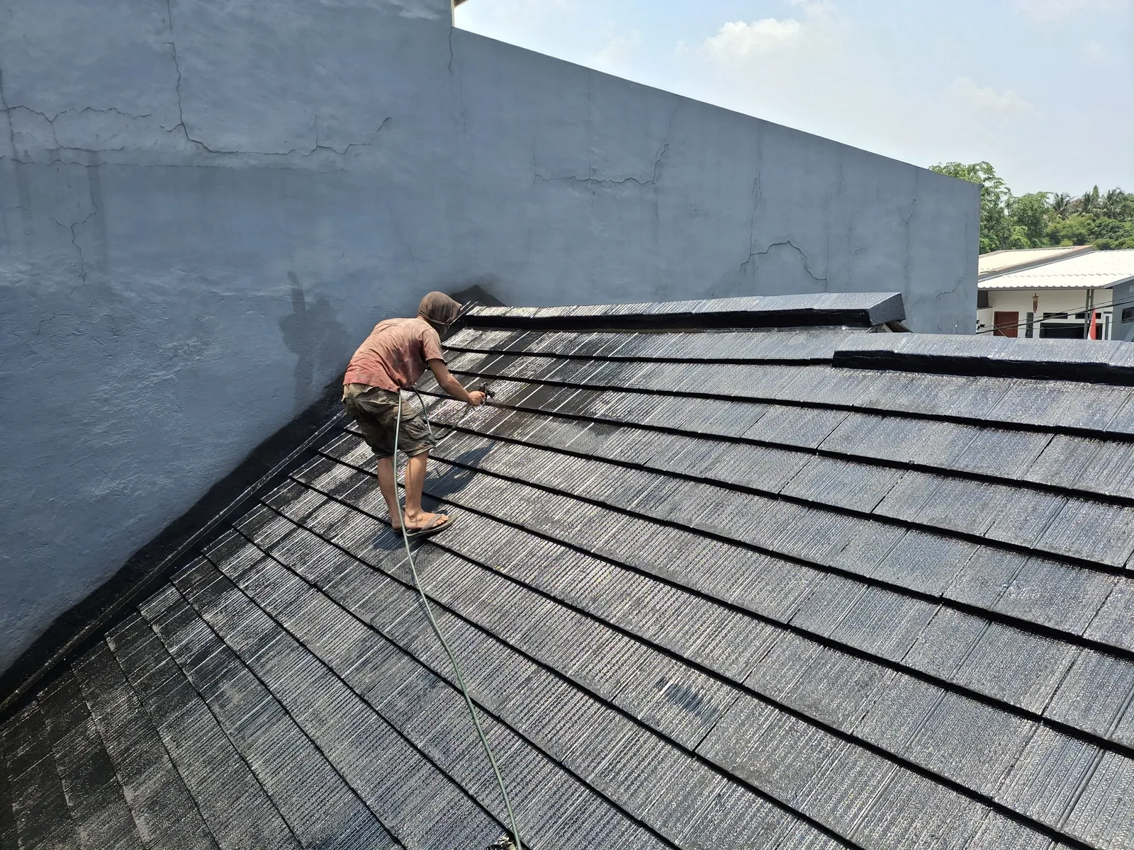 Aplikasi waterproofing genteng beton