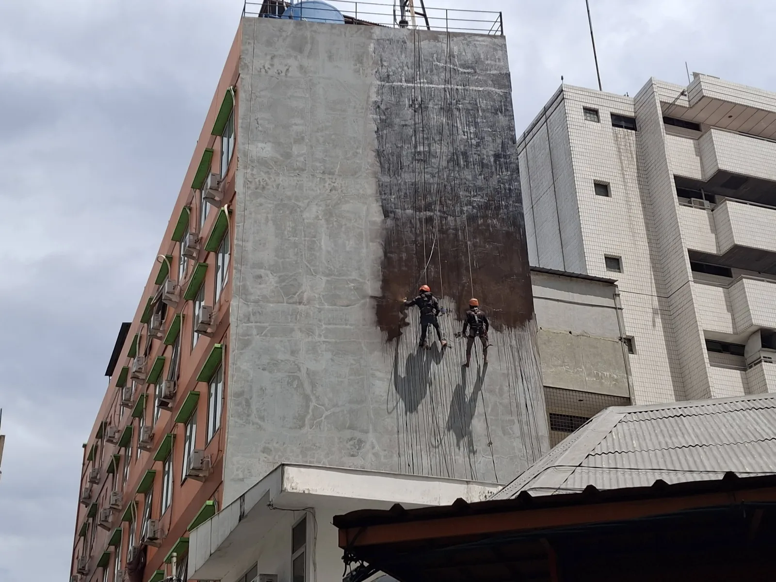 Waterproofing dinding gedung dengan akses tali