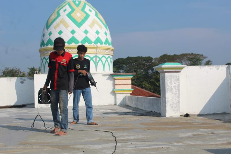 Pemeriksaan area atap masjid sebelum pekerjaan waterproofing