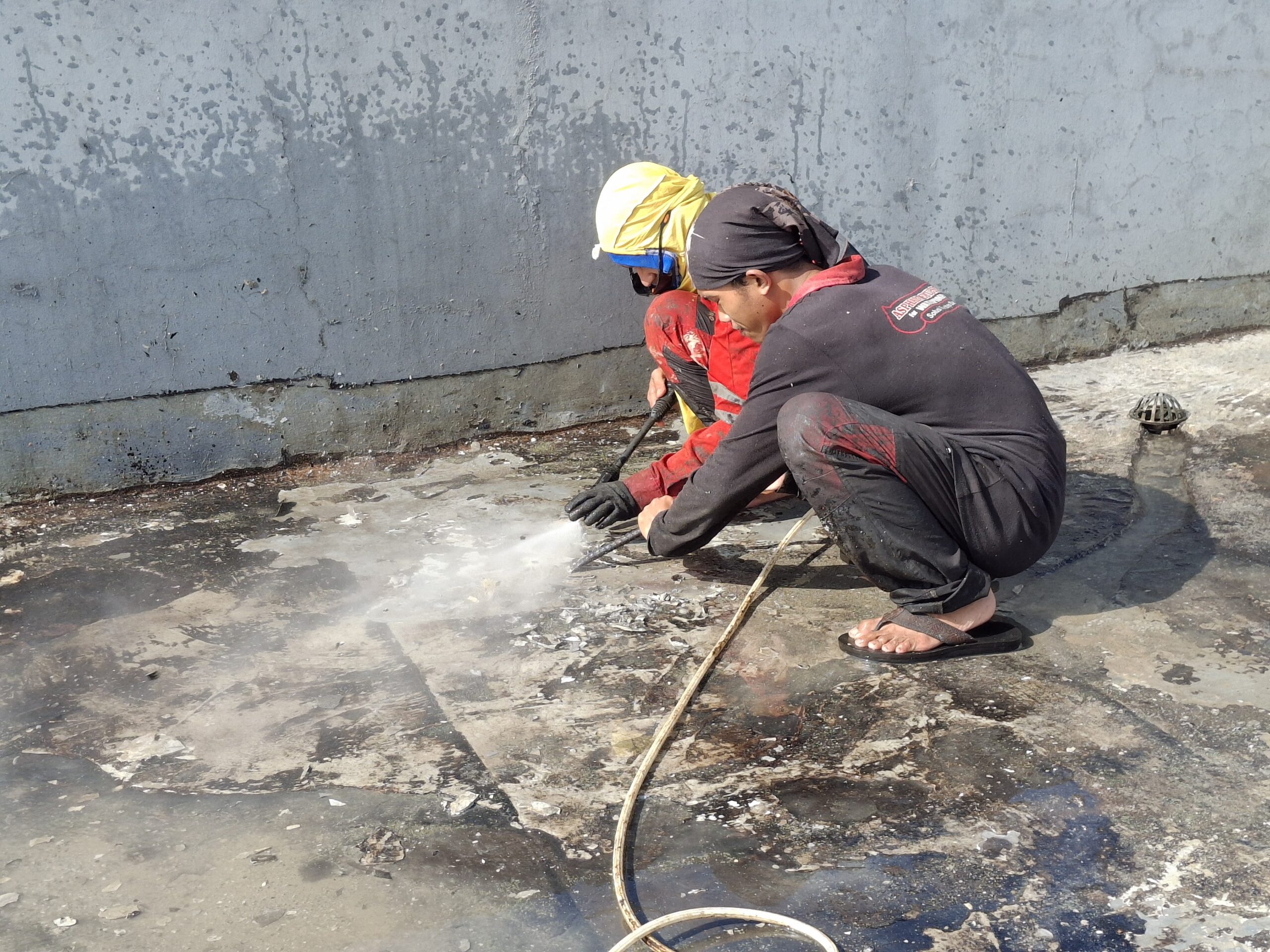 Penanganan area pertemuan dak dan dinding rembes oleh tim Subur Jaya Aspal