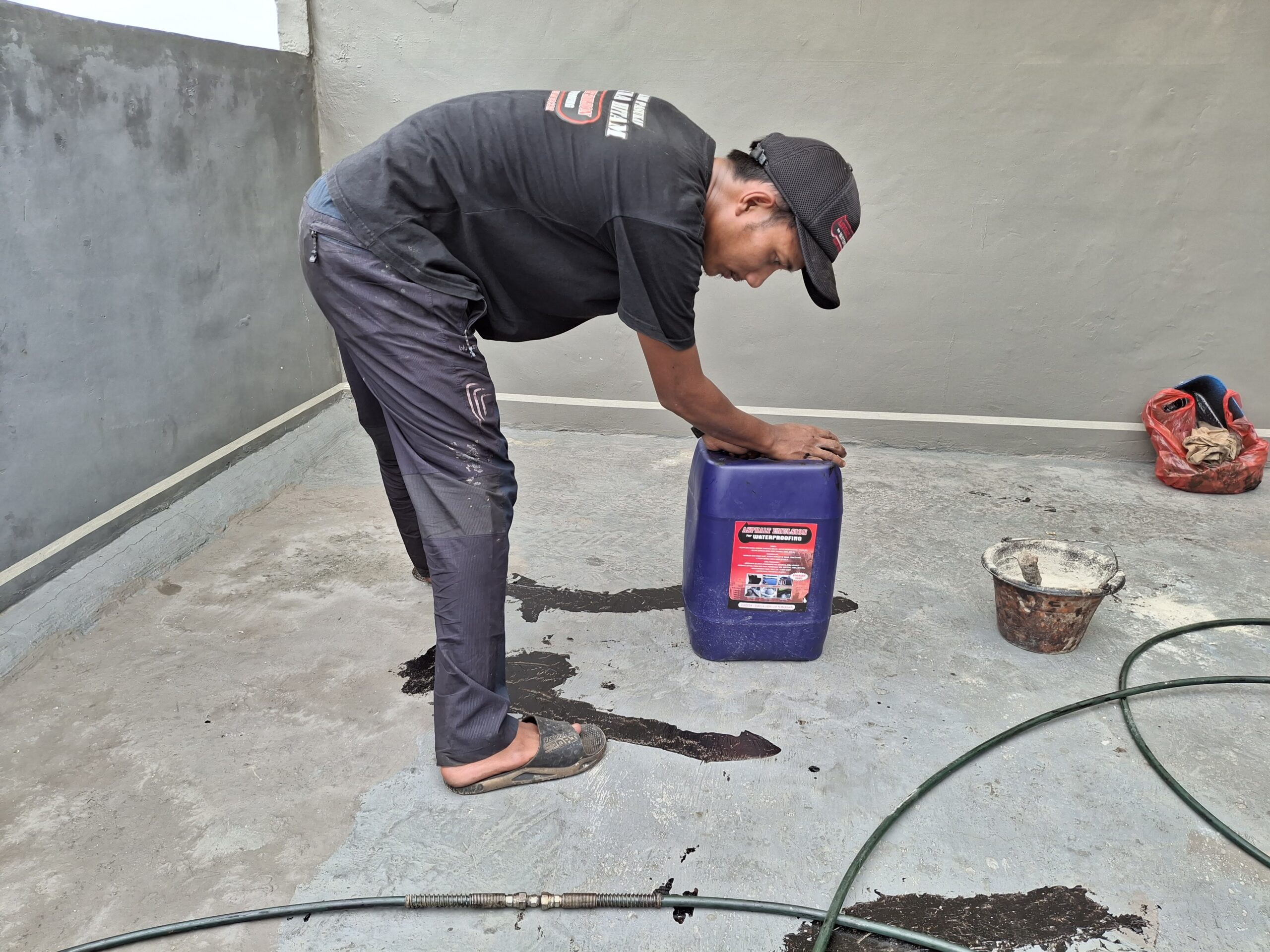 Persiapan aspal cair untuk dak bocor pada proyek Subur Jaya Aspal