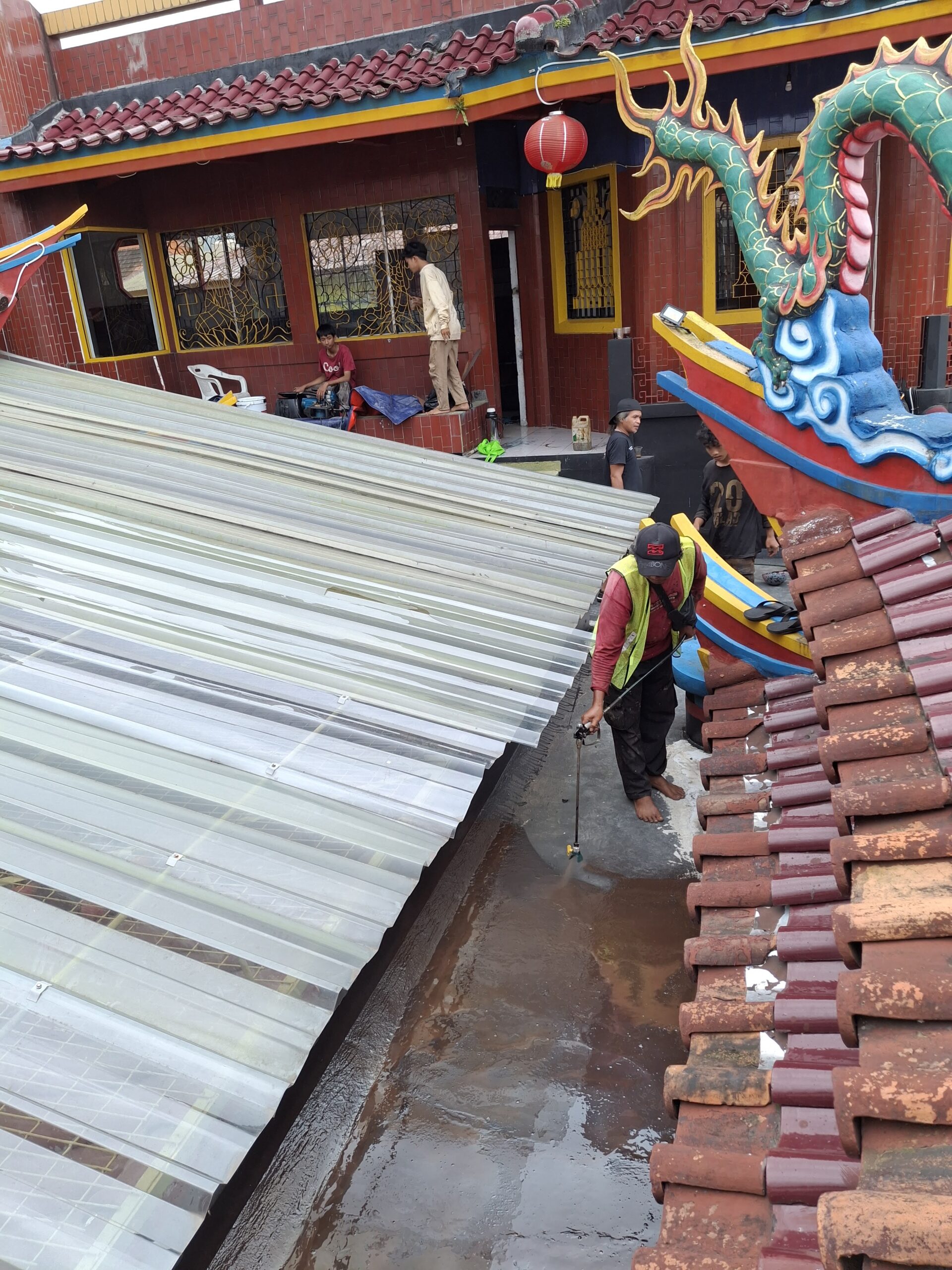 Aplikasi aspal cair pada area atap dan genteng oleh tim Subur Jaya Aspal