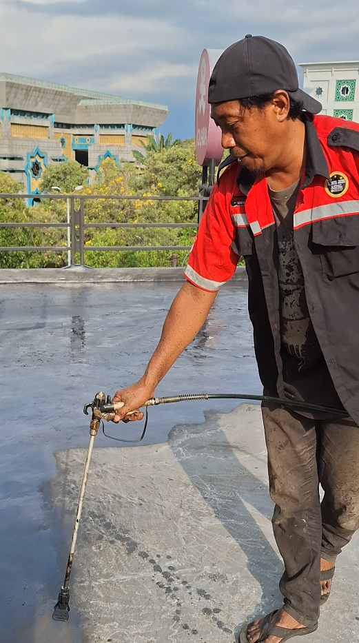 Proses aplikasi waterproofing aspal cair pada dak beton oleh tim Subur Jaya Aspal