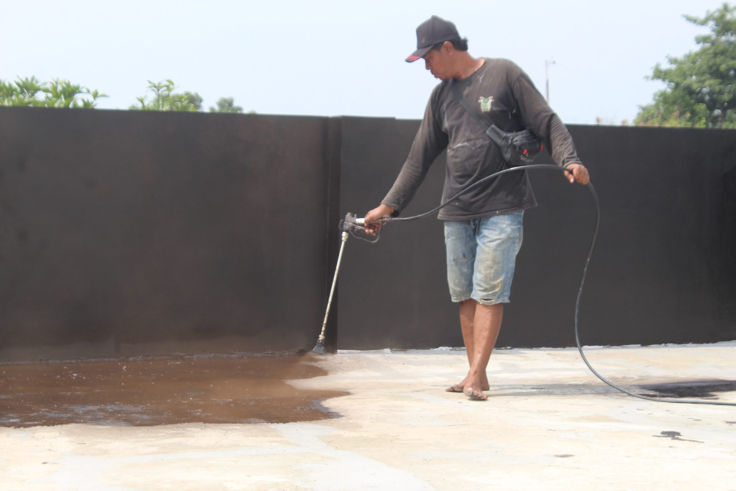 Proses waterproofing dak beton menggunakan asphalt emulsion Subur Jaya Aspal