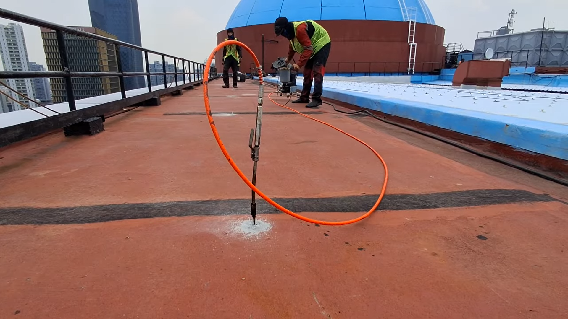 Tim Subur Jaya Aspal melakukan injeksi waterproofing pada dak beton