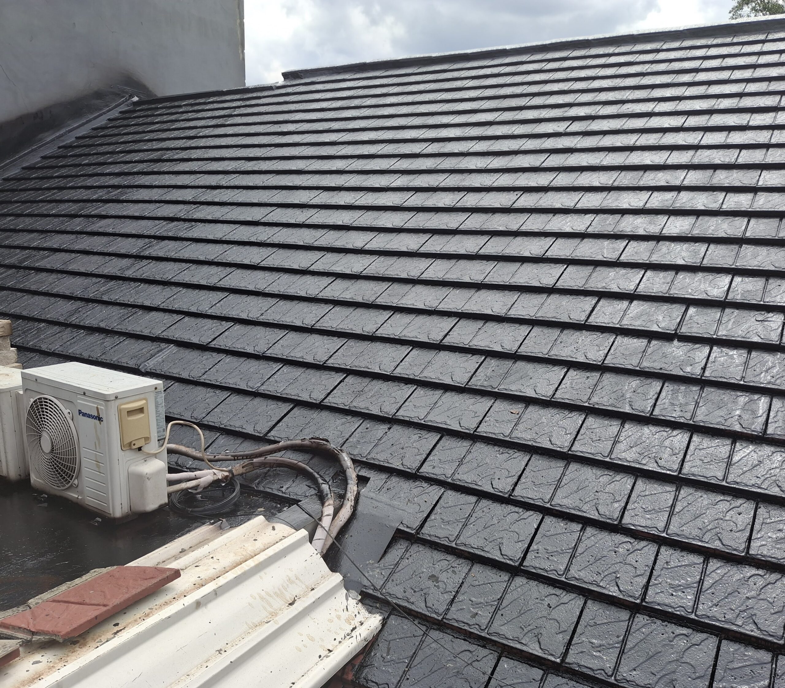 Hasil pelapisan waterproofing aspal cair pada genteng beton oleh Subur Jaya Aspal