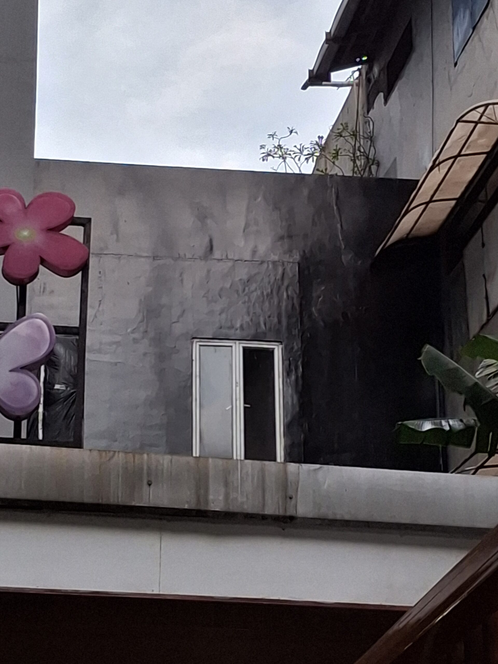 Hasil pelapisan waterproofing dinding Hotel Bunga-Bunga Jakarta Pusat oleh Subur Jaya Aspal