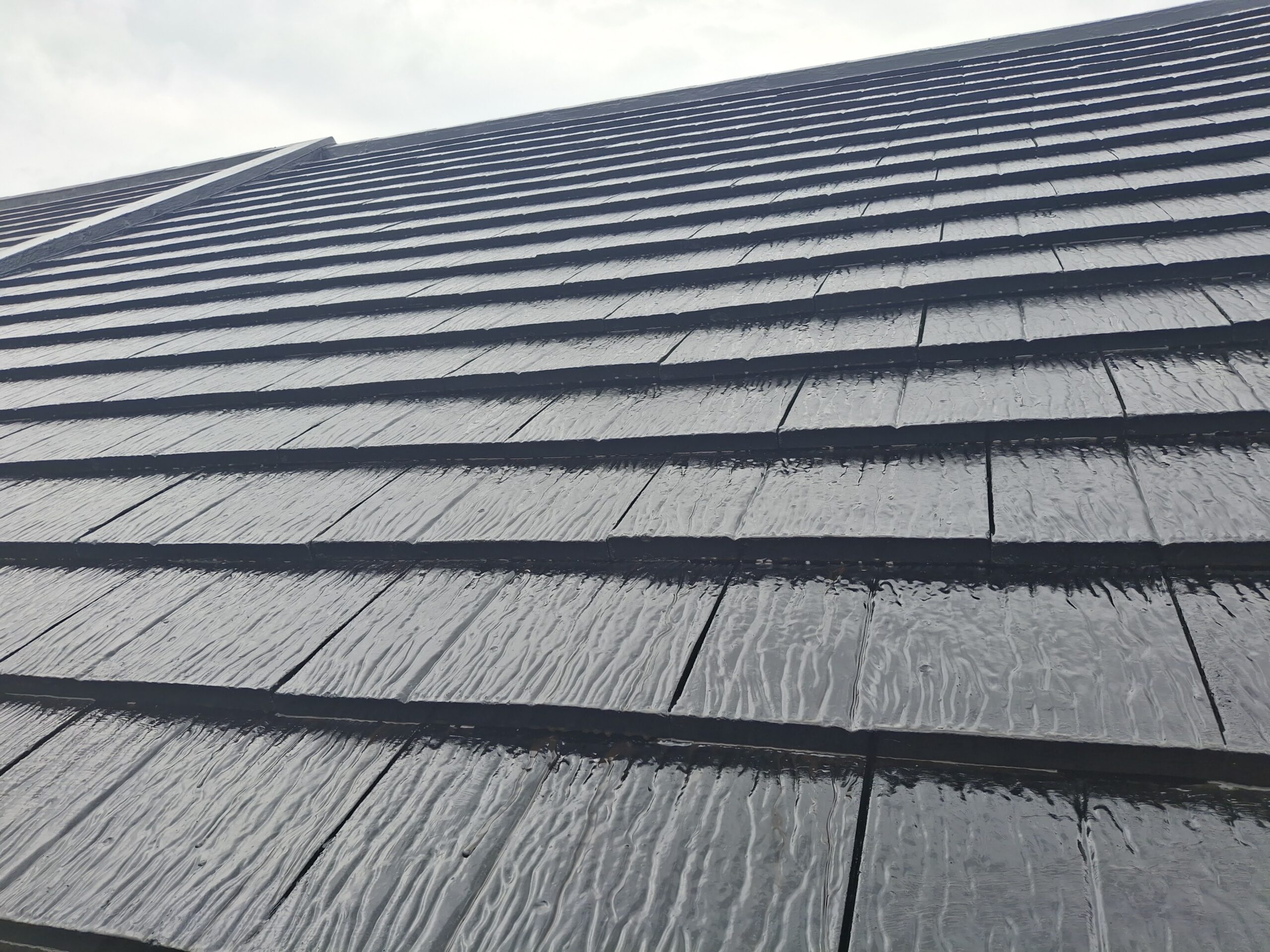 Hasil pelapisan waterproofing pada permukaan genteng beton oleh Subur Jaya Aspal