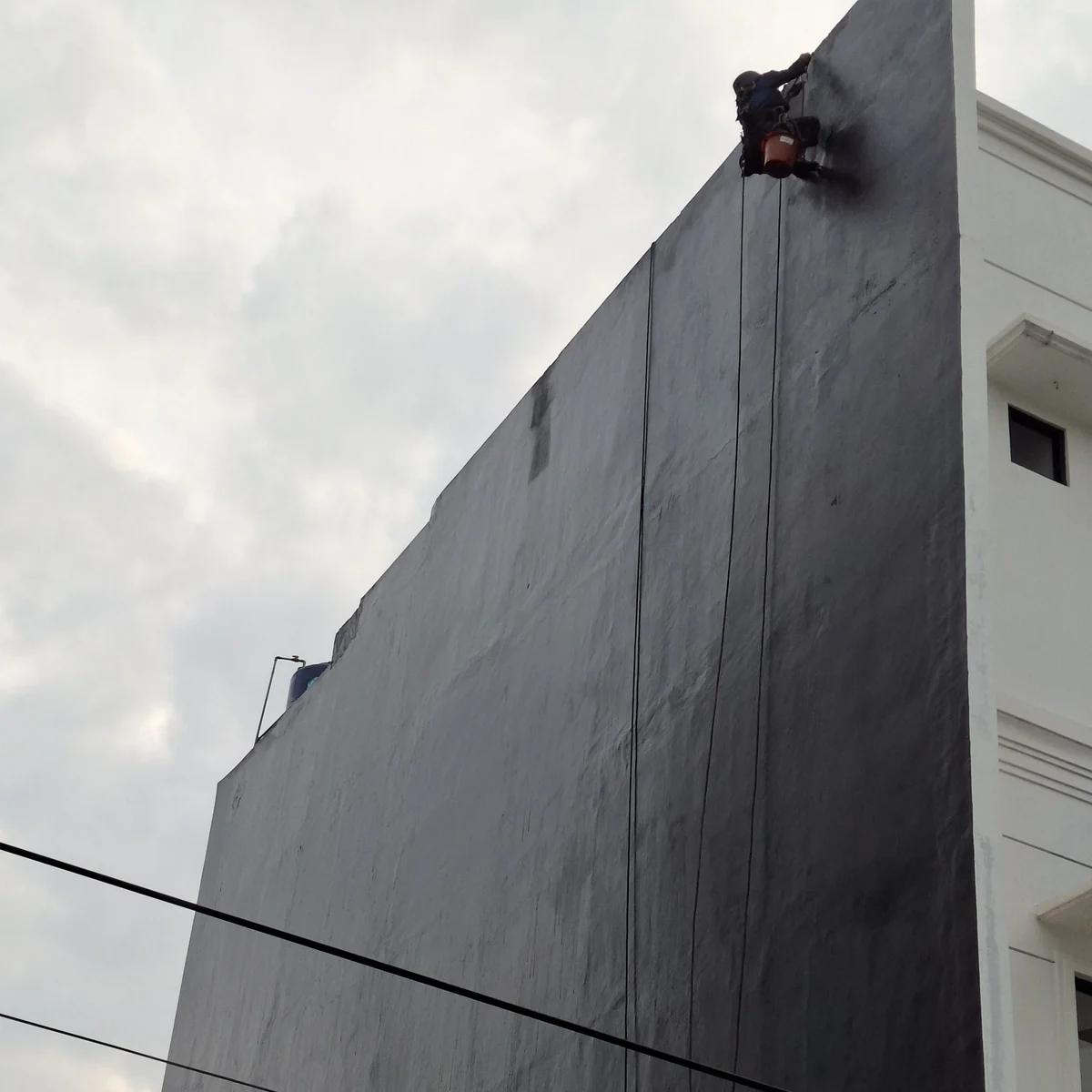 Proses waterproofing dinding Jakarta Selatan dengan akses tali