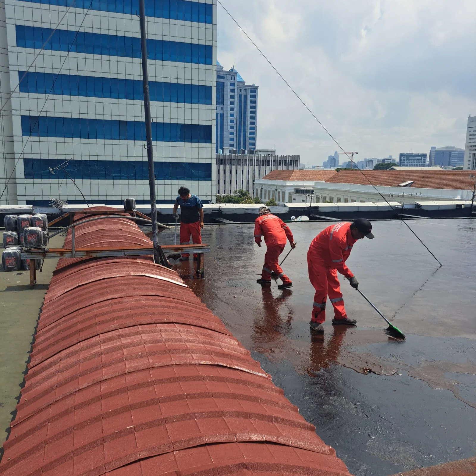 Tim Subur Jaya Aspal mengaplikasikan waterproofing pada dak Gedung Kementerian Keuangan