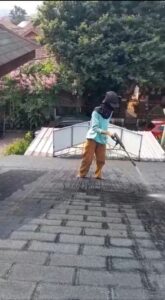 Pengujian dengan air pada area atap yang ditangani di Bondongan